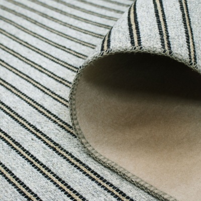 Tapete riscado cinza claro com riscas pretas