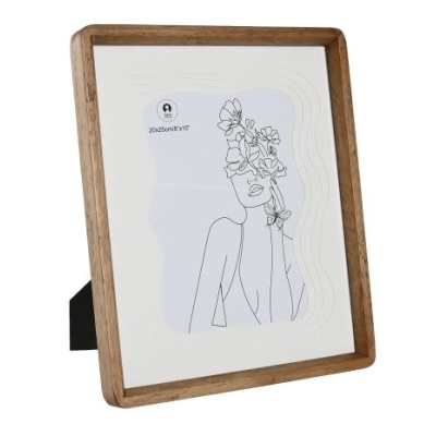 Moldura em madeira clara com ilustração a preto e branco de mulher com flores na cabeça