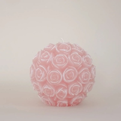 Vela decorativa redonda rosa com textura de rosas