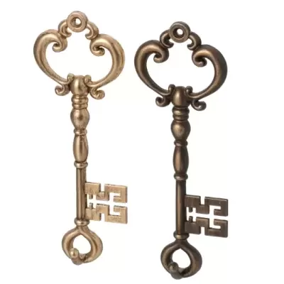 Duas chaves antigas de metal dourado claro e bronze escuro