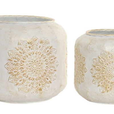 Dois jarros decorativos brancos com padrão floral dourado em relevo