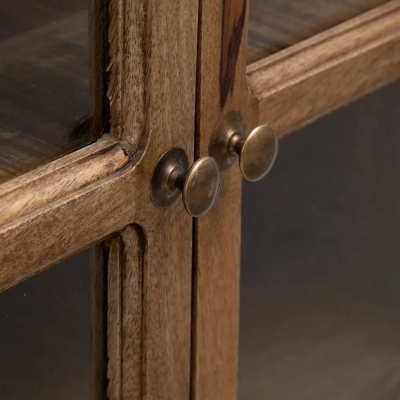 Porta de móvel em madeira castanha clara com puxadores redondos em metal