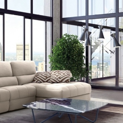 Sala de estar moderna com sofá bege, poltrona castanha e mesa de mármore