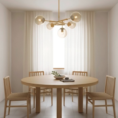Mesa redonda de madeira clara com quatro cadeiras e candeeiro suspenso moderno com globos de vidro