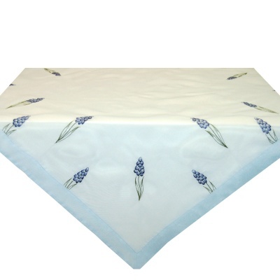 Toalha de mesa branca com padrão floral azul e borda azul clara