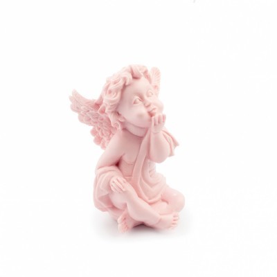 Estátua pequena de anjo rosado sentado com asas, em fundo branco