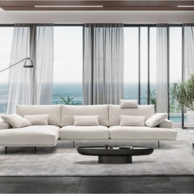 Sala de estar moderna com sofá branco, poltrona, mesa de centro preta, mesa lateral cinza e janela panorâmica