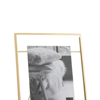 Moldura dourada com foto a preto e branco dentro