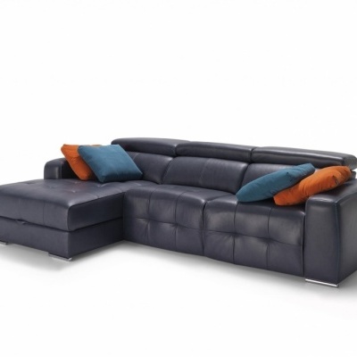 Sofá de canto azul escuro em pele com almofadas coloridas
