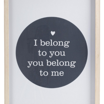 Moldura decorativa de madeira com texto em círculo preto