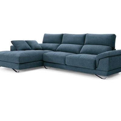 Sofá chaise longue azul em tecido com almofadas e pés metálicos