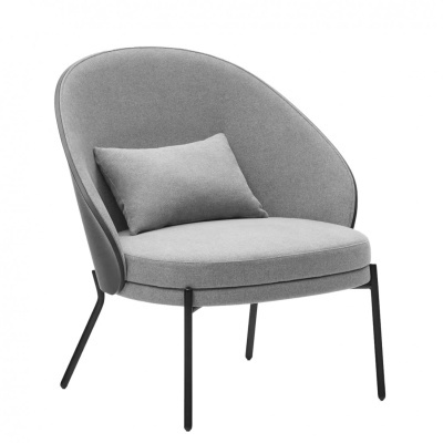 Cadeira de descanso cinzenta com almofada retangular e pernas pretas