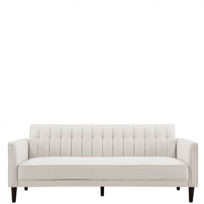 Sofá bege claro com botões decorativos e pés de madeira escura em fundo branco