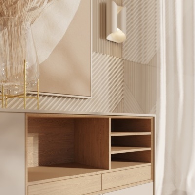 Móvel de madeira clara com compartimentos abertos e decoração com vaso e flores secas