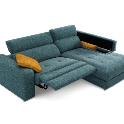 Sofá cama azul com almofadas amarelas e compartimento aberto