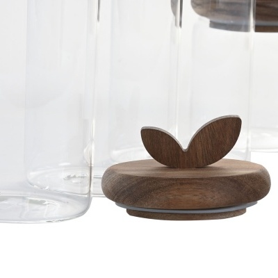 Frascos de vidro transparentes com tampas de madeira castanha decorativas