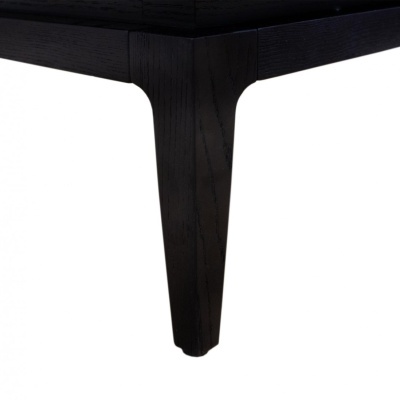 Pé de móvel preto em madeira com textura visível de grão