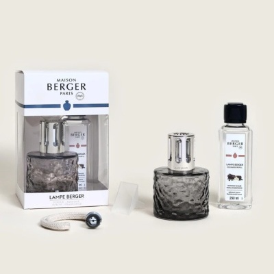 Conjunto Lampe Berger com frasco cinza fumado, tampa metálica, pavio branco e perfume Lavande Berges 250 ml