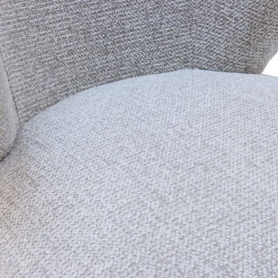 Cadeira estofada em tecido cinza claro com textura de malha