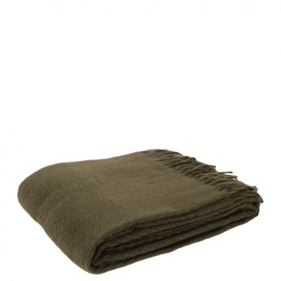 Manta castanha dobrada com franjas numa extremidade