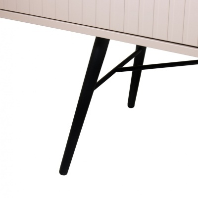 Perna traseira de móvel beige claro com suporte preto