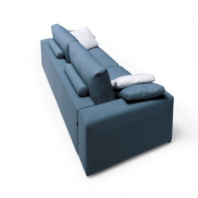 Sofá azul com almofadas brancas e azuis em fundo branco