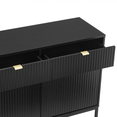 Cómoda preta com duas gavetas e portas em madeira canelada