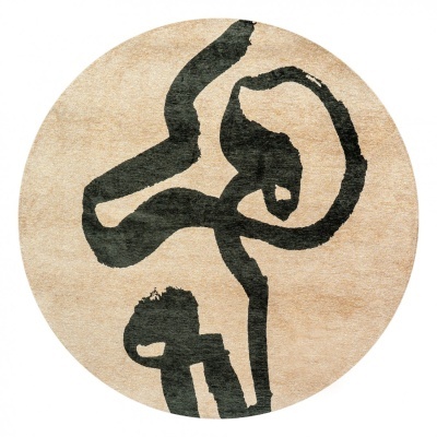 Tapete redondo bege com desenho abstrato preto