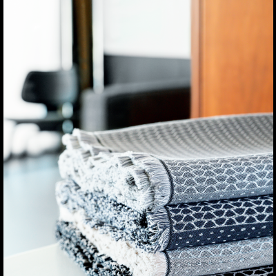 toalhas de banho dobradas em várias cores e padrões sobre mesa branca