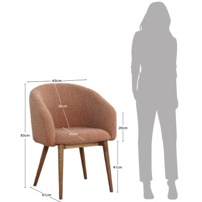 Cadeira cor de rosa com pernas de madeira e medidas indicadas, mostrada ao lado de uma silhueta humana para escala