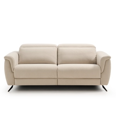 Sofá bege claro de duas lugares com braços almofadados e pés metálicos