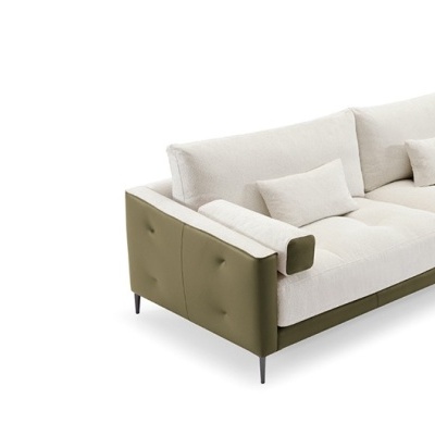 Sofá moderno verde-oliva e branco com almofadas em tecido