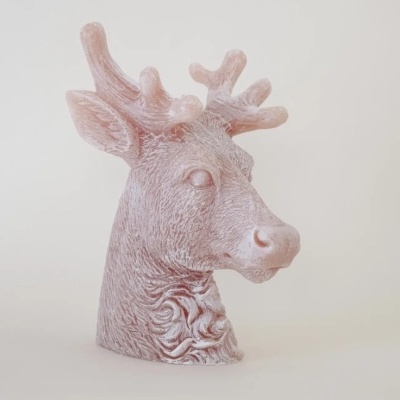 Escultura de cabeça de veado cor de rosa detalhada