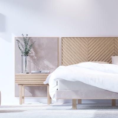 Cabeceira de cama em madeira com padrão diagonal e cama com roupa branca