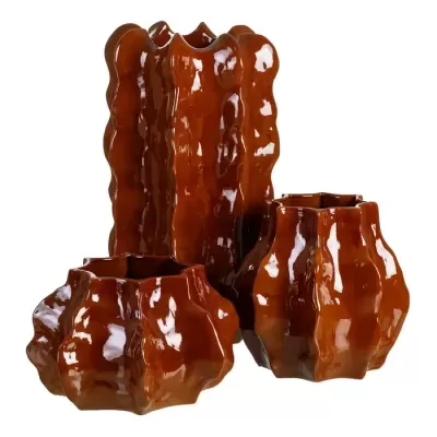 Três vasos cerâmicos castanhos brilhantes com formato ondulado sobre fundo branco