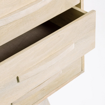 Cômoda de madeira clara com gaveta aberta e puxadores integrados.