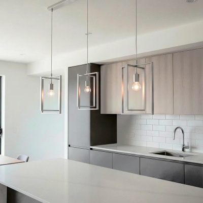 Cozinha moderna com bancada branca, armários cinza e madeira clara, backsplash de azulejos brancos e três lâmpadas pendentes