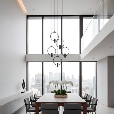 Sala de jantar moderna com mesa de madeira e cadeiras cinzentas