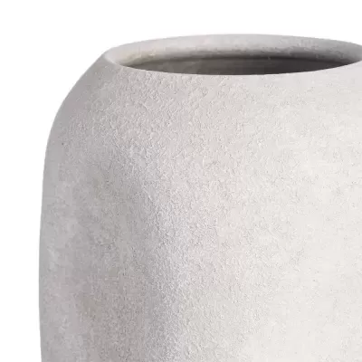 Vaso cilíndrico cinza claro com textura áspera