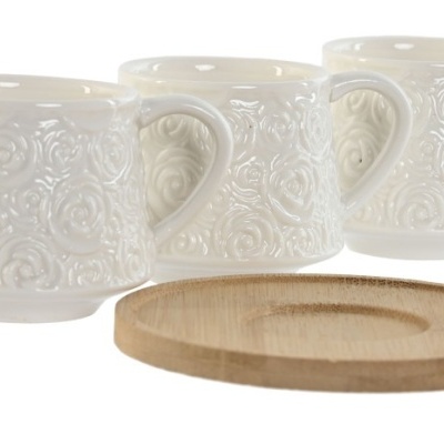 Três chávenas brancas com relevo de rosas ao lado de um pires de madeira