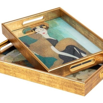 Duas bandejas de madeira com imagens artísticas femininas e alças recortadas.