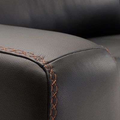 Braço de sofá de pele preta com costura laranja decorativa