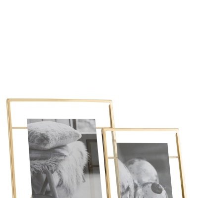 Porta-retratos dourados de metal com imagens em preto e branco.