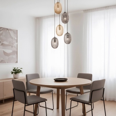 Sala de jantar com mesa redonda de madeira e cadeiras cinza, candeeiro pendente com cinco lâmpadas em vidro texturizado