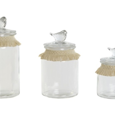 Conjunto de três frascos de vidro com tampas em formato de pássaro e franjas de tecido