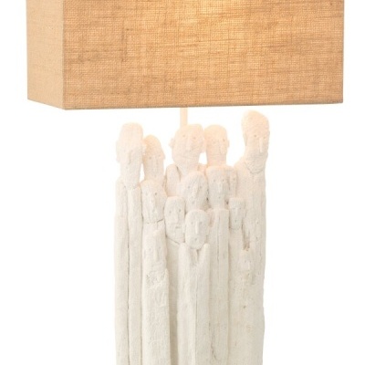 Candeeiro de mesa com base em figuras escultóricas brancas e aba de tecido bege.