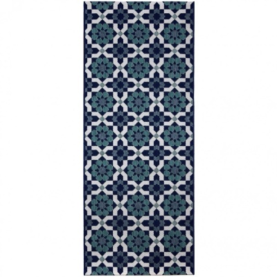 Tapete rectangular com padrão geométrico azul e branco.