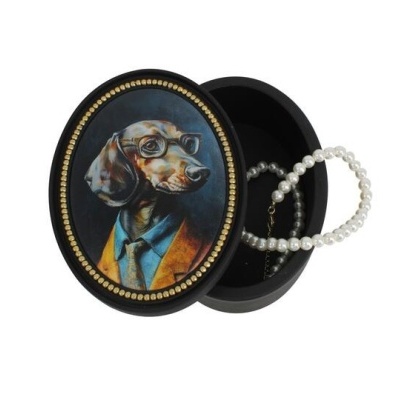 Caixa oval preta com tampa decorada com cão de óculos e fato, com colar de pérolas dentro
