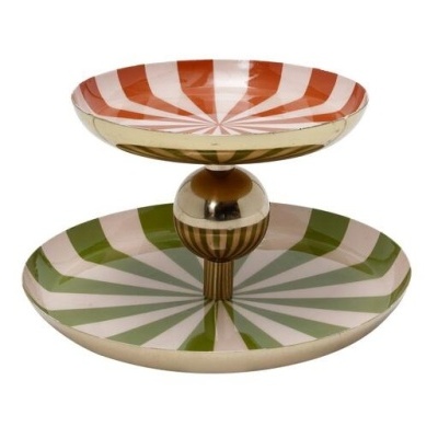 Suporte de dois níveis com pratos decorados em riscas vermelhas e verdes