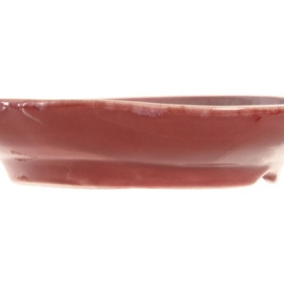 Prato raso vermelho de cerâmica visto de perfil